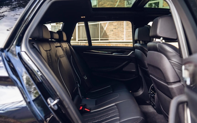 BMW Seria 5 cena 116590 przebieg: 134000, rok produkcji 2019 z Tychy małe 667